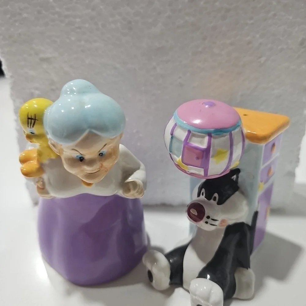 Looney Tunes Granny W/Tweety Bird & Sylvester Salt and Pepper Shakers Warner Bro